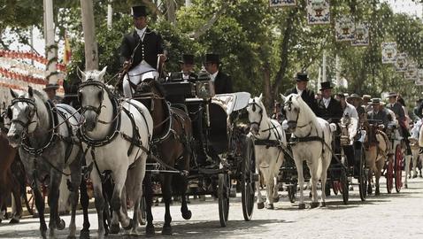Paseo de caballos y carruajes durante la Feria de Sevilla. J. FLORES