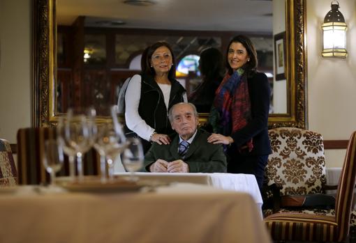 El restaurador, junto a su hija y su nieta en 2016