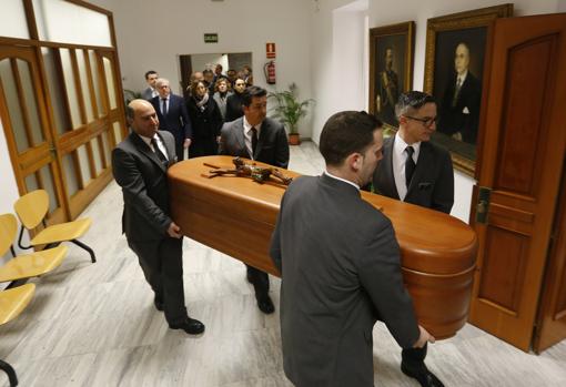 El ataúd entrando en el salón de Plenos