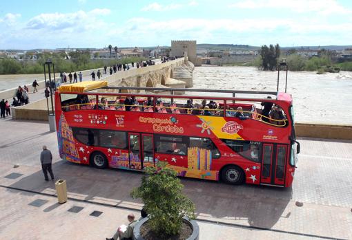 El autobús turístico pasa por la Ribera