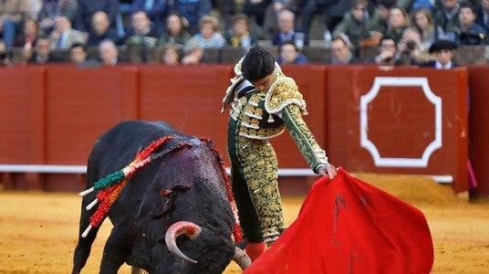 Pablo Aguado toreando al natural a un Torrestrella en la pasada Feria de Abril de Sevilla