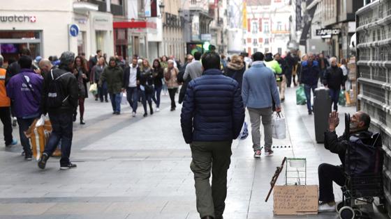 La calle Preciados de Madrid se llenaba esta mañana de gente para hacer las compras en esta jornada del Black Friday