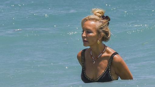 Carmen Lomana durante su jornada de playa en Marbella