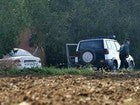 Agente de la Guardia Civil custodiando la entrada de la casa de la víctima en 2015