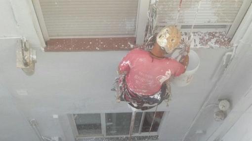 Los obreros han quedado suspendidos de una gran altura
