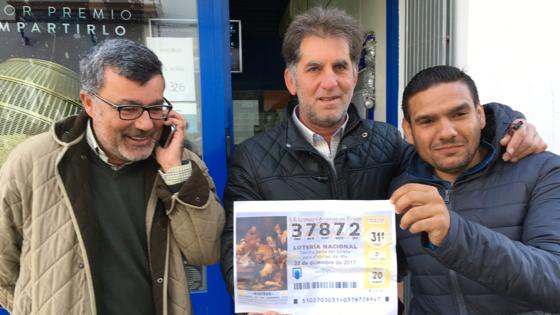 Los premiados muestran el quinto caído en Lebrija