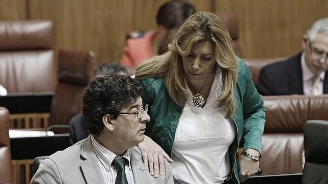 Susana Díaz junto a Valderas, este miércoles en el Parlamento