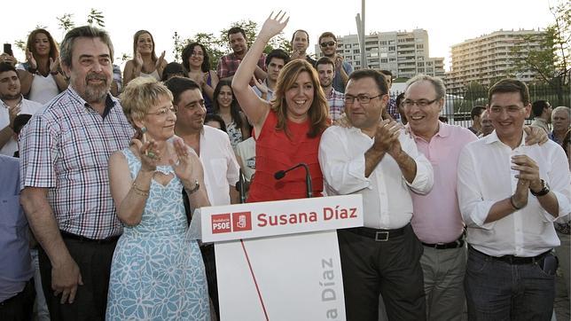 La consejera de Presidencia, Susana Díaz, saluda esta noche en un acto público en Sevilla