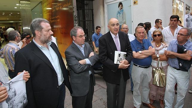 El libro sobre José Antonio se presentó sin incidentes en plena calle