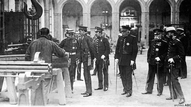 El Rey Alfonso XIII visitando las instalaciones de la Fábrica de Artillería de Sevilla