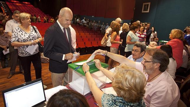 El expresidente andaluz Manuel Chaves ha acudido a las votaciones para elegir a rector en la UCO