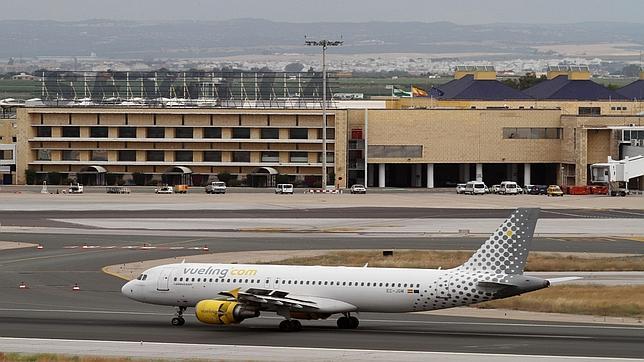Un avión de una compañía de bajo coste en las instalaciones del aeropuerto de Sevilla