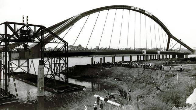 El puente, en la orilla de la Cartuja, a bordo de los cajones flotantes