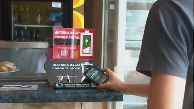 Llegan a Málaga los primeros cargadores públicos para móviles