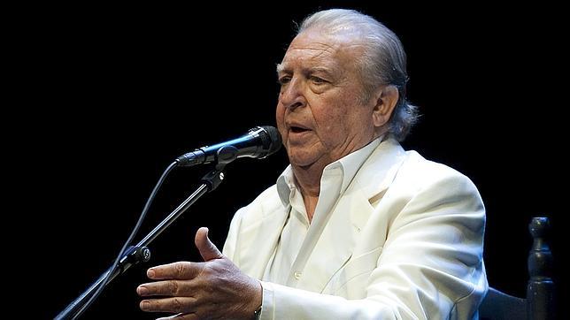 El Lebrijano, durante una actuación en la Bienal de Flamenco (2010)