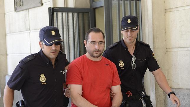 Luis Miguel Briz, el parricida de Dos Hermanas, tras ser enviado al módulo psiquiátrico