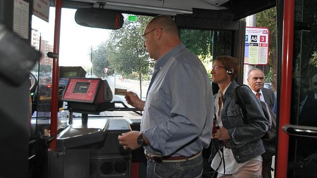 Tussam Permitira Cargar Gratis La Bateria Del Movil En Los Autobuses Urbanos De Sevilla