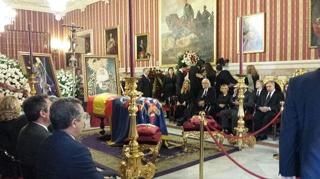 La capilla ardiente instalada en el Salón Colón donde ya reposan los restos fúnebres de Cayetana de Alba