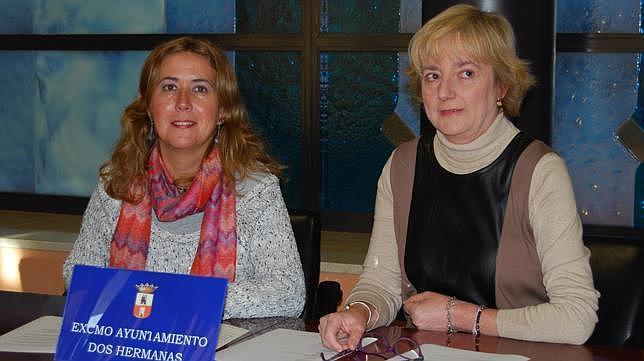 La delegada Rosario Sánchez y la directora de la Biblioteca, Mª Carmen Gómez