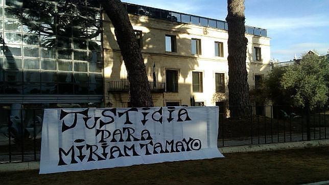 Pancarta en homenaje a Miriam ante el inicio del juicio