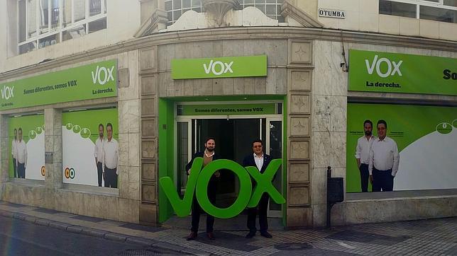 El candidato de Vox, el exjuez Serrano y el presidente de la formación Santiago Abascal