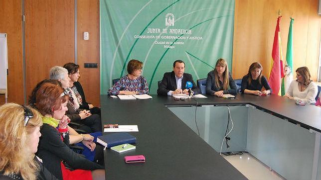 Reunión de los dirigentes de la Junta con los servicios de atención a las maltratadas