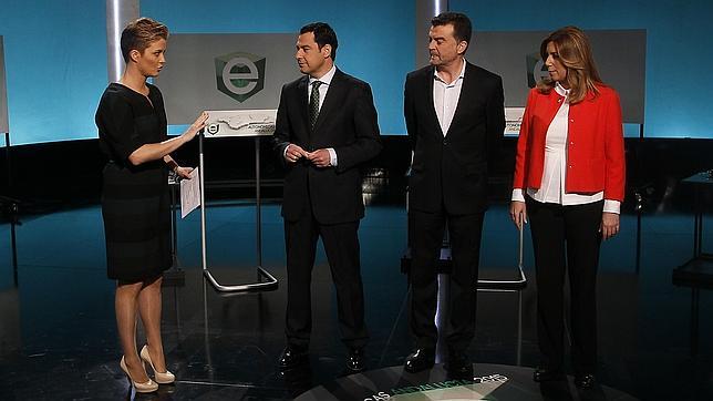 La presentadora María Casado, con los candidatos Juanma Moreno (PP), Antonio Maíllo (IU-CA) y Susana Díaz (PSOE)