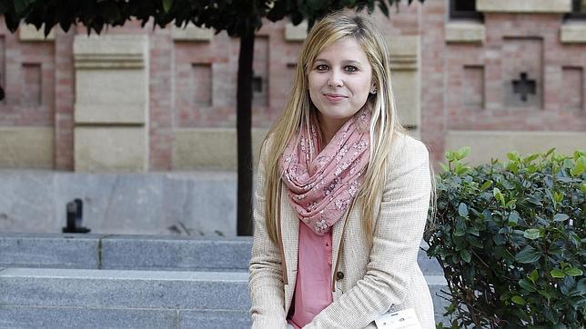 La investigadora, en la puerta de la sede del Rectorado