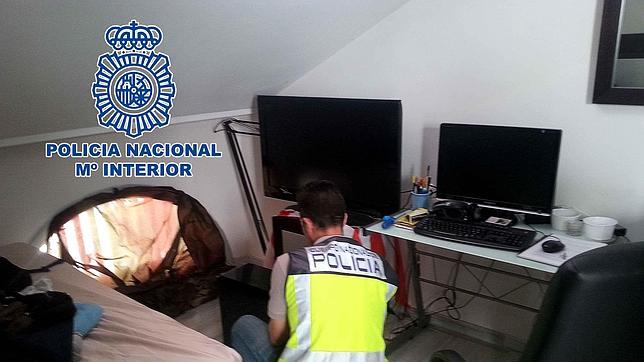 Un agente registra el domicilio del pedófilo detenido en Jaén