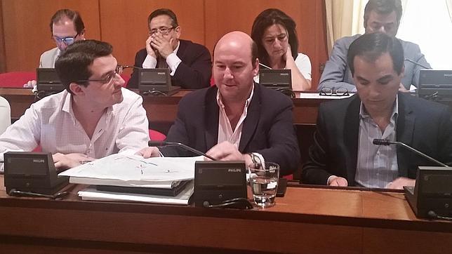 El edil de Empleo (en el centro), ayer, antes del comienzo del Pleno