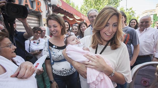 Susana Díaz, hoy, junto a Isabel Ambrosio, en el barrio de Fátima