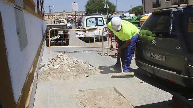 Emacsa trabajó ayer en restablecer el suministro de agua al colegio Rey Heredia