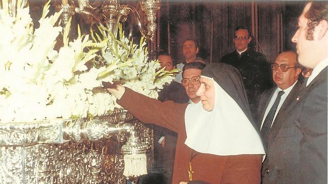 Madre María de la Purísima en el traslado de los restos de Santa Ángela en 1982