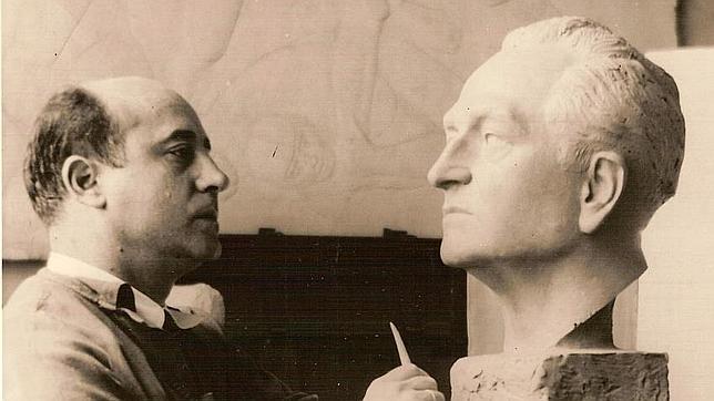 Jacinto Higueras, revisando en la fundición la figura en bronce del Monumento al Minero, para Guardo (Palencia), en 1974