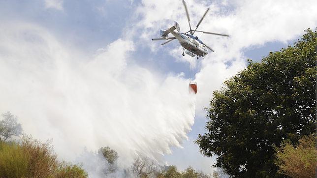 Bomberos combatiendo un incendio en la sierra de Málaga