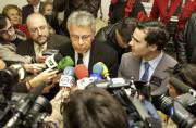 Felipe González, Caballos y el alcalde, rodeados de micrófonos y cámaras. MILLÁN HERCE