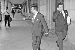 DÍAZ JAPÓN José Salas (a la izquierda) a su llegada a los juzgados de Sevilla el pasado octubre