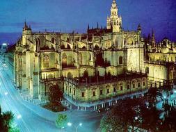 Los diseñadores originales de la Catedral pensaron en derruir la Giralda