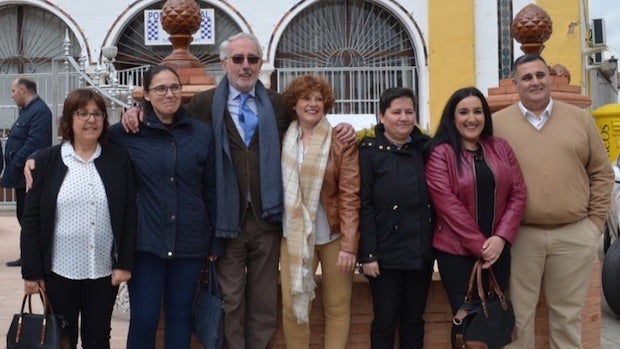 El presidente de Inés Rosales acompañado de varios trabajadores
