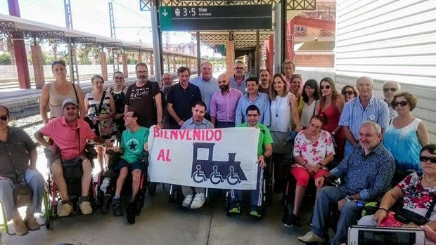 Comitiva de la Mesa en Defensa del Ferrocarril, dando la bienvenida al Talgo adaptado
