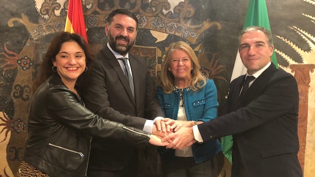 Los representantes de las cuatro administraciones tras firmar el convenio