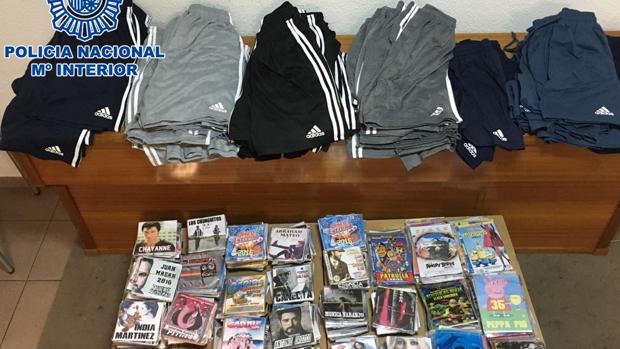 El material incautado por la policía en Alcolea: 70 prendas deportivas, 678 DVD´s y 234 CD´s