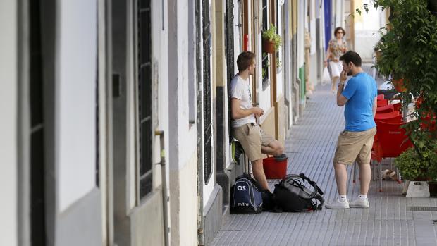 Turistas saliendo de unos apartamentos en Córdoba