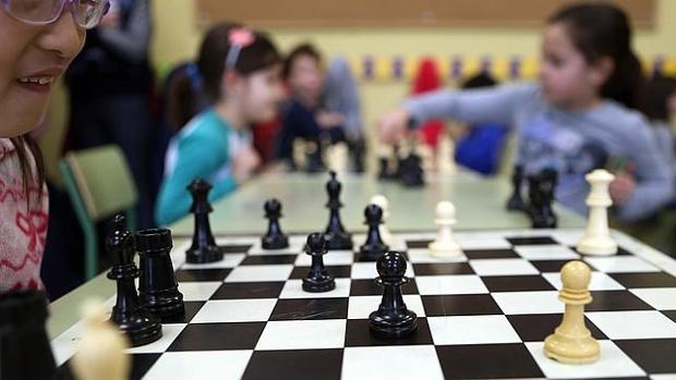 Unos niños juegan al ajedrez