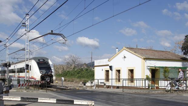 Un tren a su paso por la estación de Alcolea