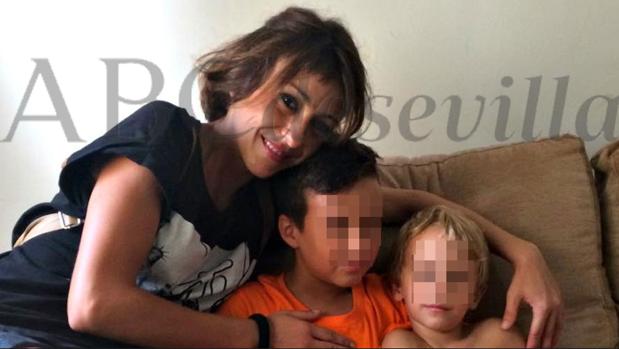 Juana Rivas, en la única foto en que aparece sus hijos a la que ha tenido acceso ABC