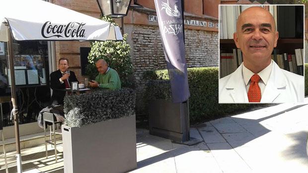 Julio Guija (a la derecha) con el entonces consejero de Justicia, Emilio de Llera, en una cafetería de Sevilla