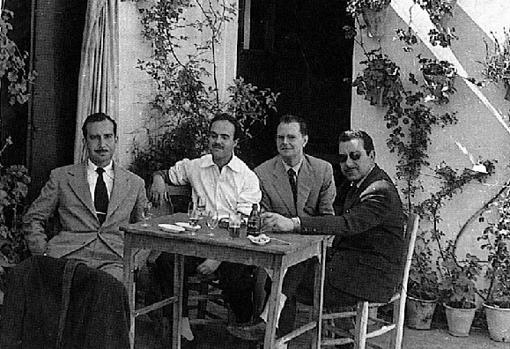 El poeta fallecido, a la izquierda, con unos amigos en la taberna del Pisto