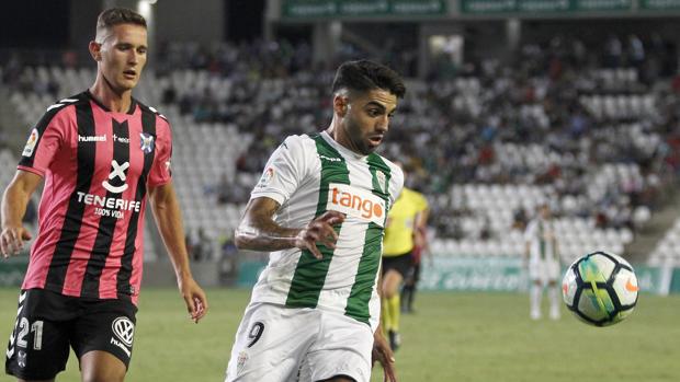 El delantero del Córdoba CF Jona, en el partido ante el Tenerife
