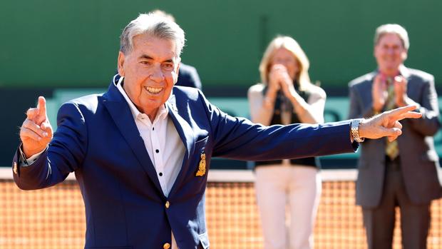 El extenista Manolo Santana recibió un homenaje el pasado fin de semana